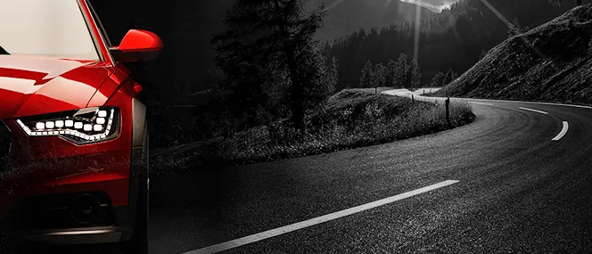 Audi auf einer Landstraße im dunkeln.
