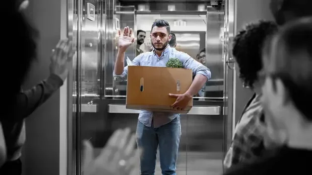 Gekündigter Arbeitnehmer steht im Fahrstuhl