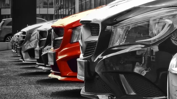 Betroffene Mercedes-Fahrzeuge in einer Reihe