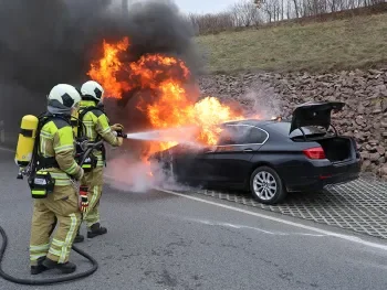 Brennender BMW wird von der Feuerwehr gelöscht
