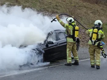 Löschvorgang eines brennenden BMW ist abgeschlossen