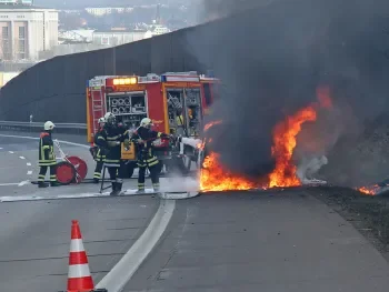 Brennender BMW auf der Autobahn