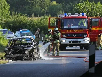 BMW wird von Feuerwer gelöscht