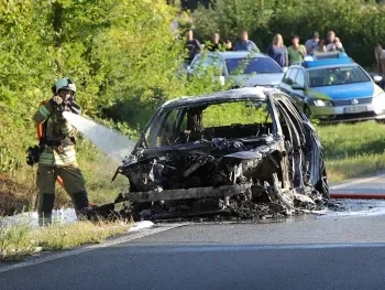 Feuerwehrmann löscht BMW